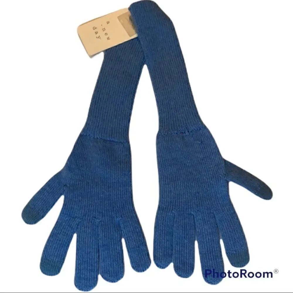 🌼🌼a new day light blue gloves NWT🌼🌼